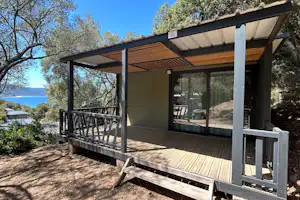 Camping L'Esplanade - Mobilheim mit Terrasse auf dem Campingplatz