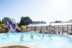 Camping L' Espérance - Campingplatz mit Pool,Wasserrutsche, Liegestühlen und Sonnenschirmen