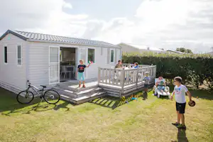 Camping L' Espérance - Ferienwohnung mit Terrasse im Grünen auf dem Campingplatz