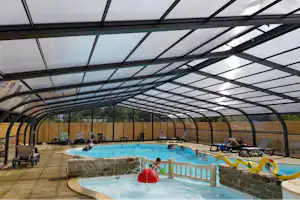 Camping L' Espérance - Hallenbad mit Liegestühlen