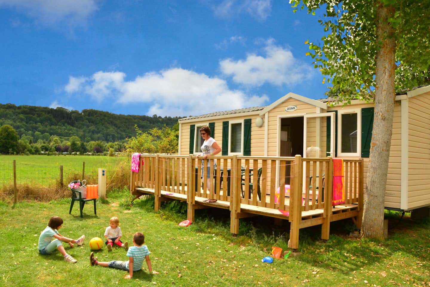 Camping L' Europe - Mobilheim mit Veranda vor der Kinder spielen