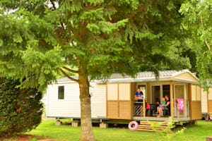 Camping L' Europe - Mobilheim mit überdachter Veranda auf dem Campingplatz