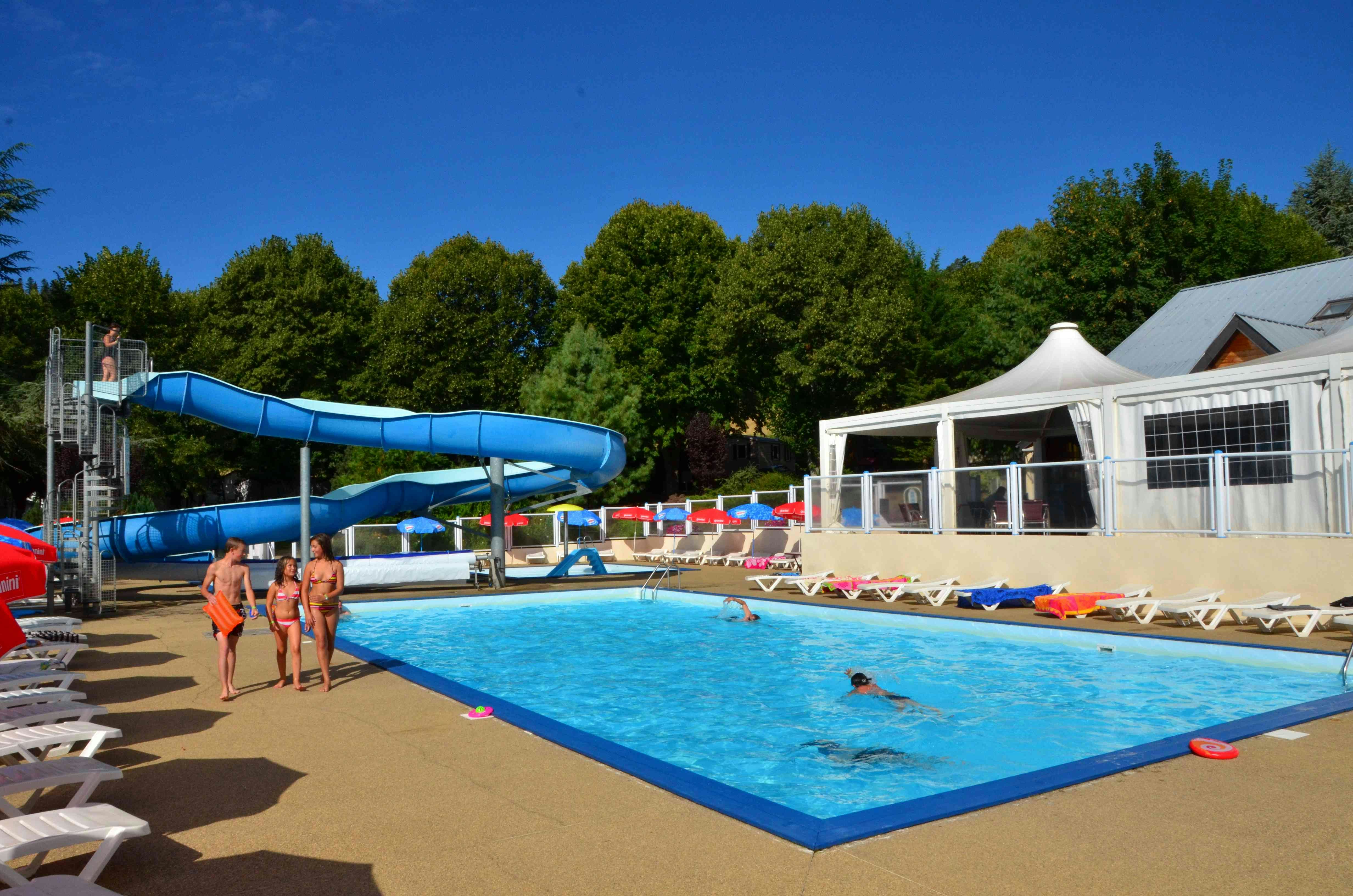 Camping L' Europe - Pool im Freien mit Rutsche auf dem Campingplatz