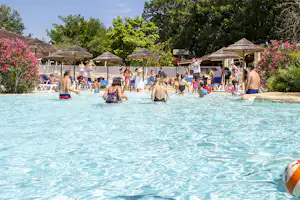 Camping L' Evasion - Gäste im Pool