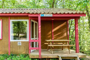 Camping L' Evasion - Mobilheim Noisetier mit Veranda und Esstisch