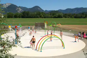 Camping l' Hirondelle - Kinderbecken mit Spielplatz auf dem Campingplatz