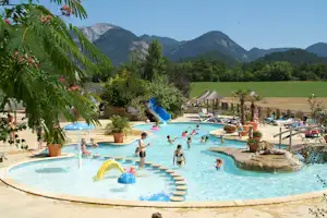 Camping l' Hirondelle - Camper im Poolbereich vom Campingplatz mit Blick auf die Berge