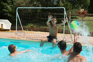 Camping l' Hirondelle - Wasserpolo im Pool vom Campingplatz