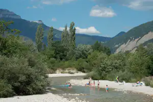 Camping l' Hirondelle - Camper im Fluss vom Campingplatz zwischen Bergen