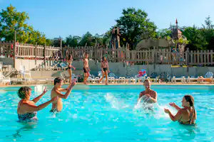 Camping L' Hirondelle - Gäste des Campingplatzes im Schwimmbad auf dem Campingplatz