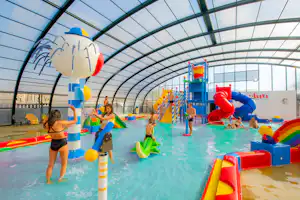 Camping L' Hirondelle - Wasserspielhalle für Kinder auf dem Campingplatz