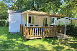 Camping L' Ile Chambod - Mobilheim mit Veranda auf dem Campingplatz
