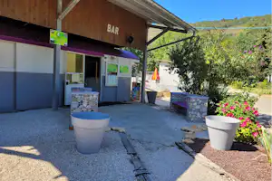Camping L' Ile Chambod - Rezeption und Bar auf dem Campingplatz