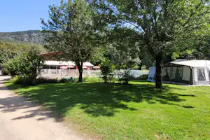 Camping L' Ile Chambod - Stellplätze im Grünen