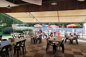 Camping L' Ile Chambod - Terrasse der Snackbar