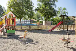 Camping L' Ile du Pont Camping Paradis Ile du Pont - Kinderspielplatz auf dem Campingplatz