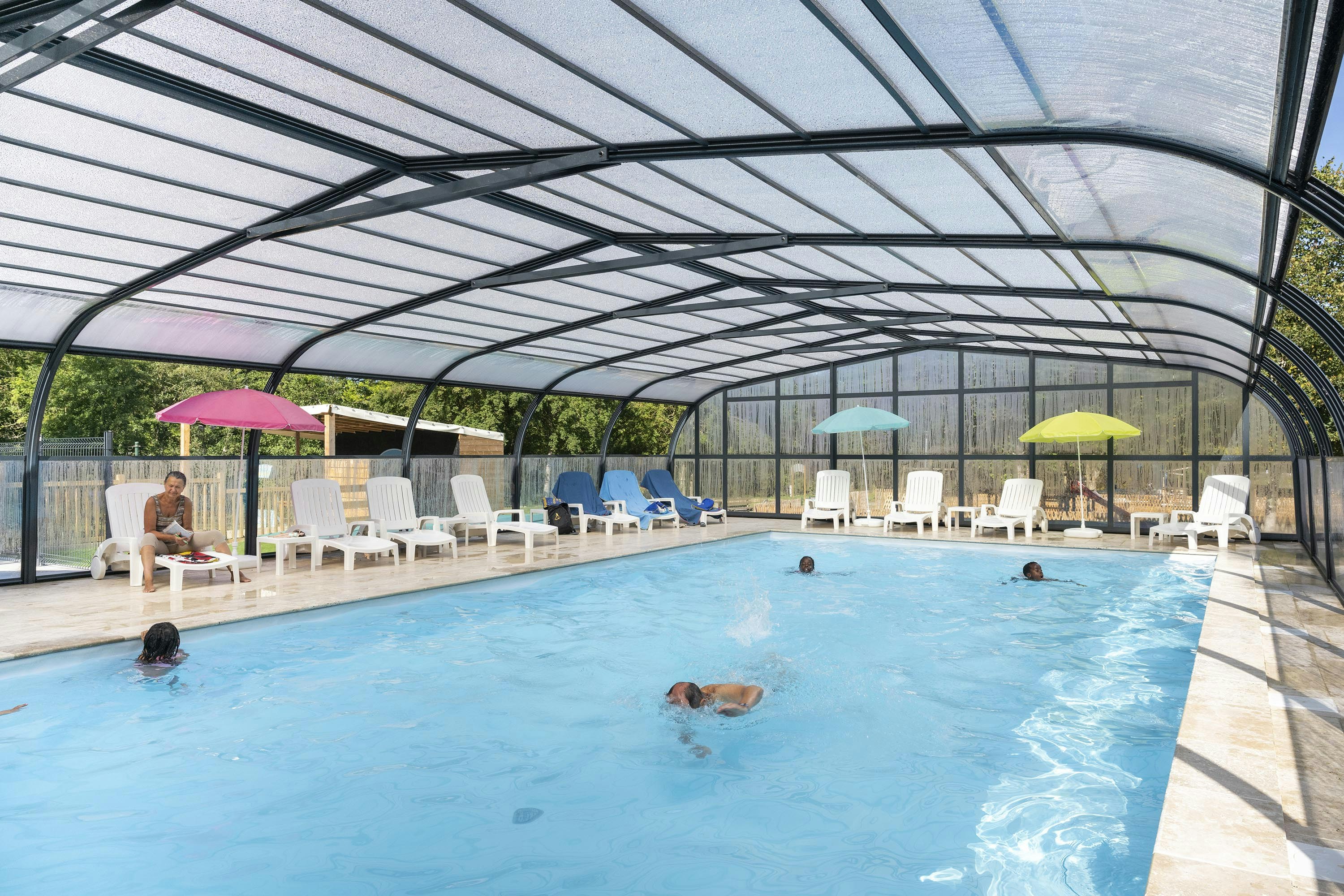 Camping L' Ile du Pont  Camping Paradis Ile du Pont - Überdachter Pool auf dem Campingplatz