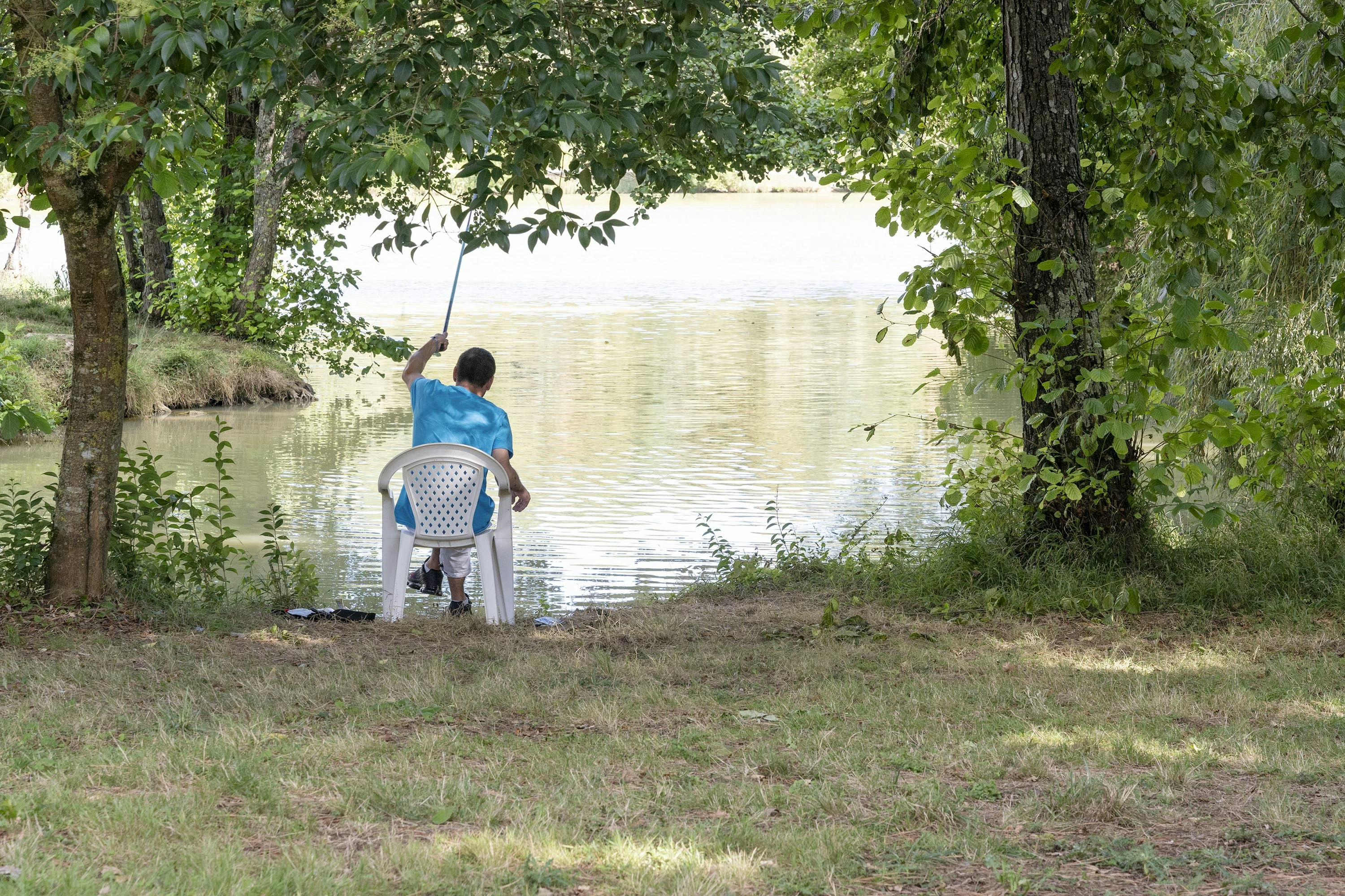 Camping L' Ile du Pont  Camping Paradis Ile du Pont - Camper beim Angeln im See