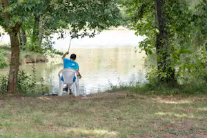 Camping L' Ile du Pont Camping Paradis Ile du Pont - Camper beim Angeln im See