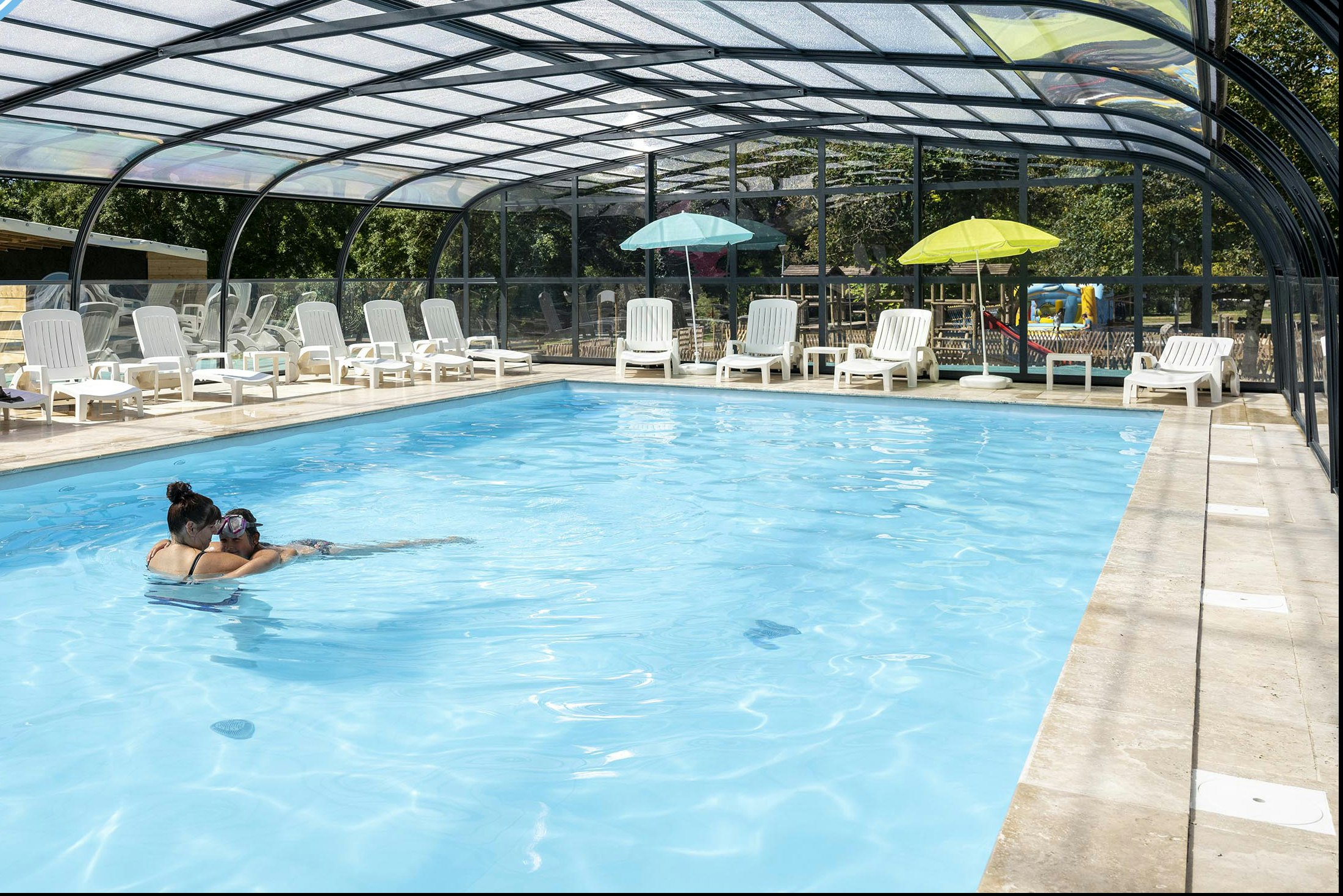 Camping L' Ile du Pont  Camping Paradis Ile du Pont - Pool mit Überdachung auf dem Campingplatz