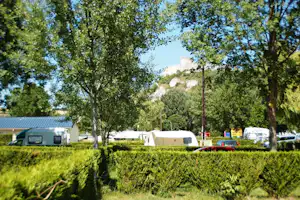 Camping L' Île des Trois Rois - Wohnwagen- und Zeltstellplatz vom Campingplatz mit Blick auf die Berge