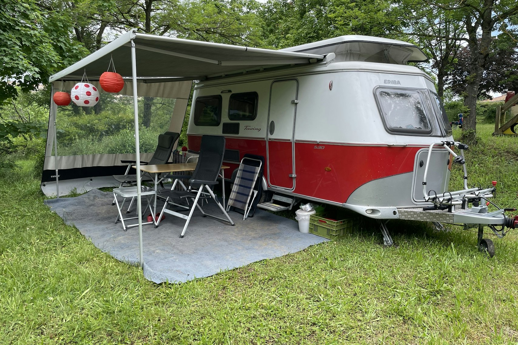 Camping l'Oasis  - Wohnwagen auf der Wiese