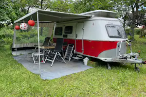 Camping l'Oasis - Wohnwagen auf der Wiese