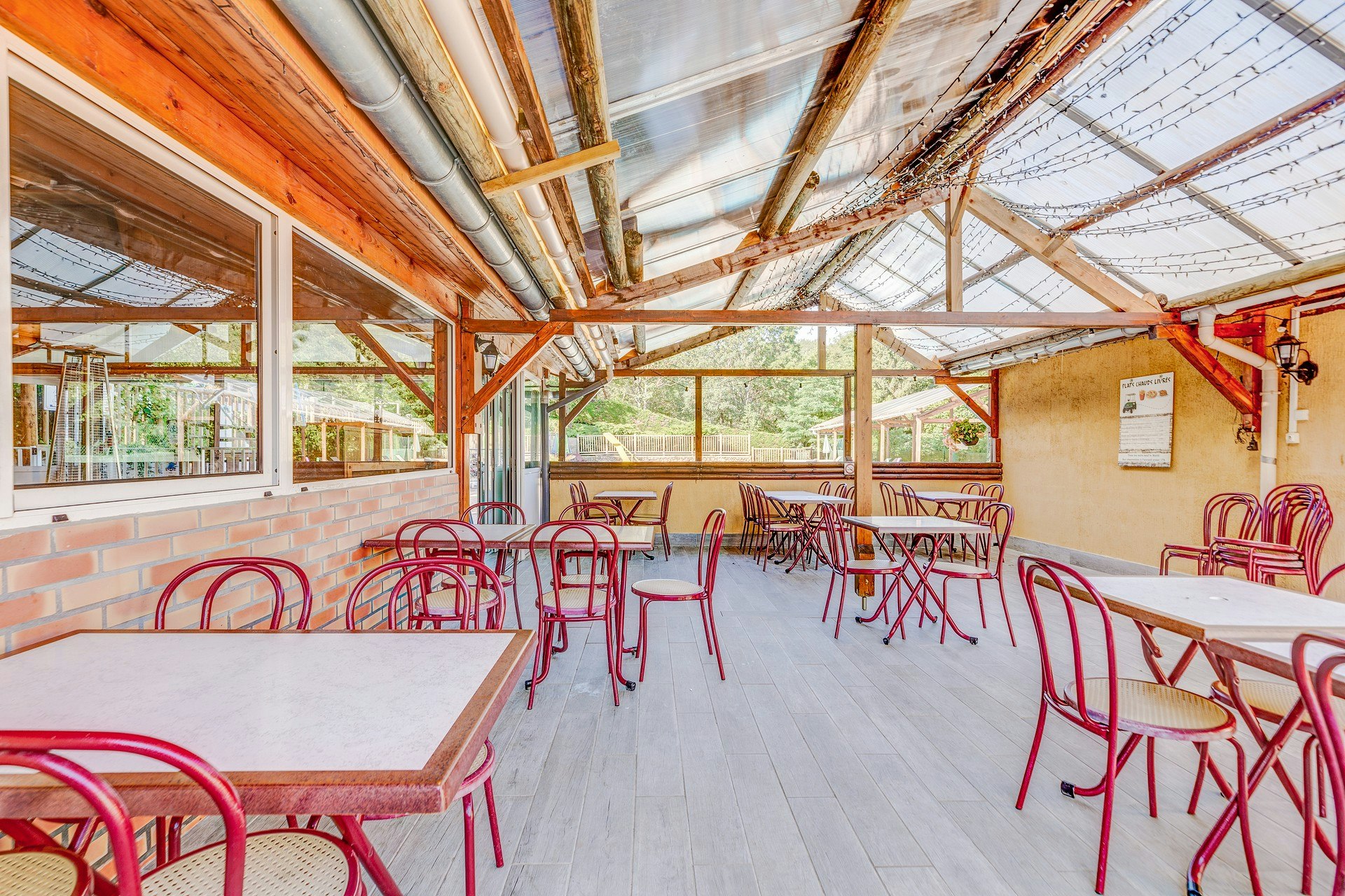 Camping l'Oasis  Camping L' Oasis  - Restaurant mit Terrasse auf dem Campingplatz