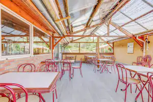 Camping l'Oasis Camping L' Oasis - Restaurant mit Terrasse auf dem Campingplatz