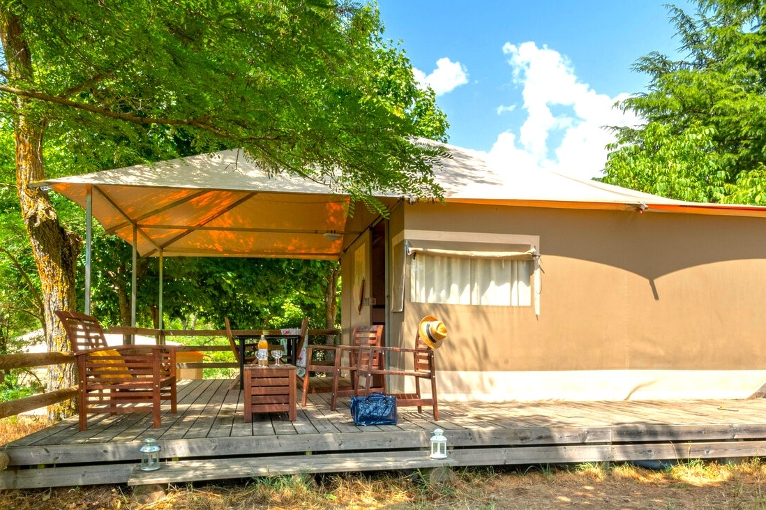 Camping l'Oasis  Camping L' Oasis - Glamping-Zelt mit Terrasse auf dem Campingplatz
