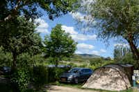 Camping L' Oasis du Verdon  -  Zeltstellplatz unter Bäumen auf dem Campingplatz