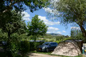 Camping L' Oasis du Verdon - Zeltstellplatz unter Bäumen auf dem Campingplatz