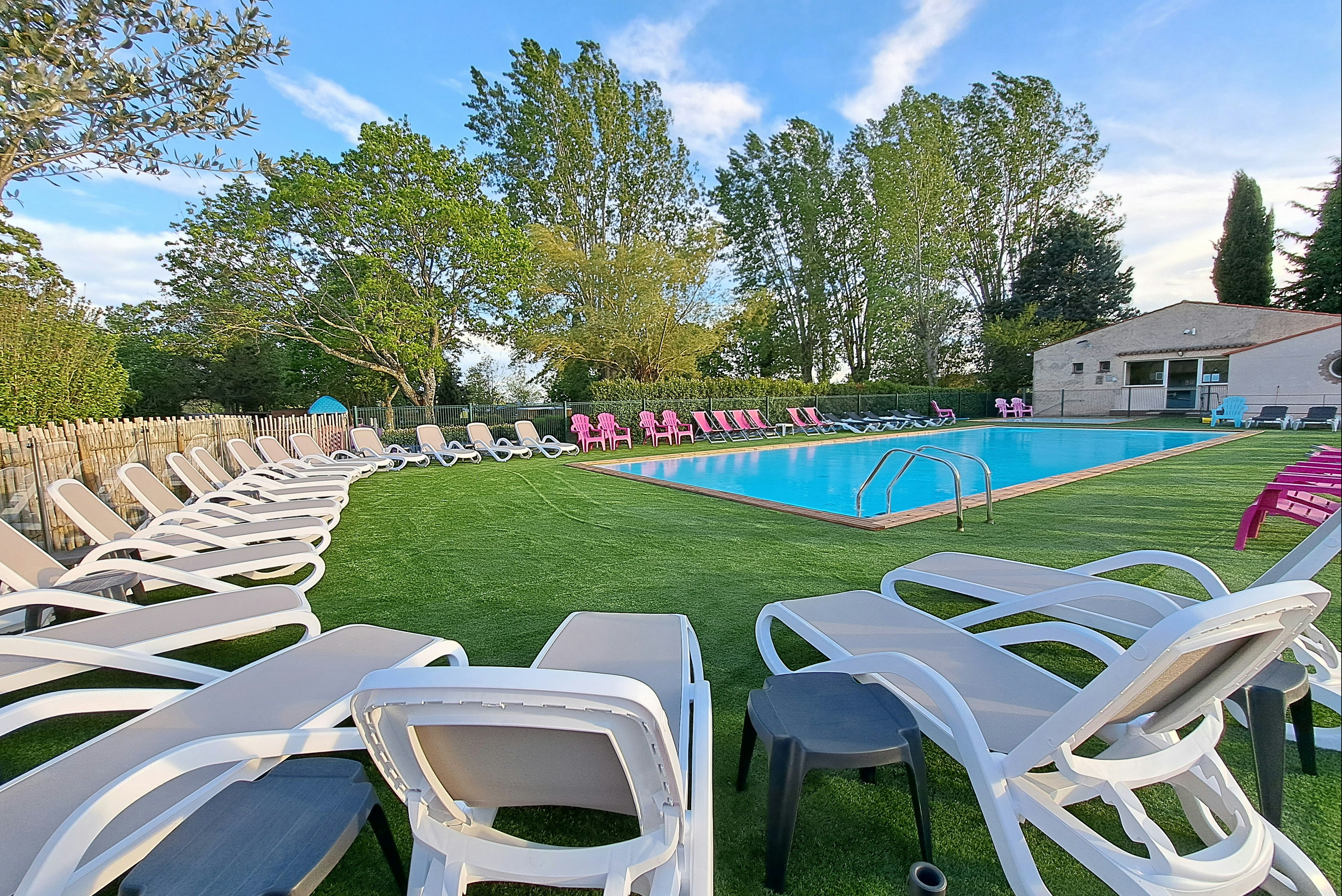 Camping L'Oasis du Verdon - Pool im Freien mit Liegestühlen auf dem Campingplatz