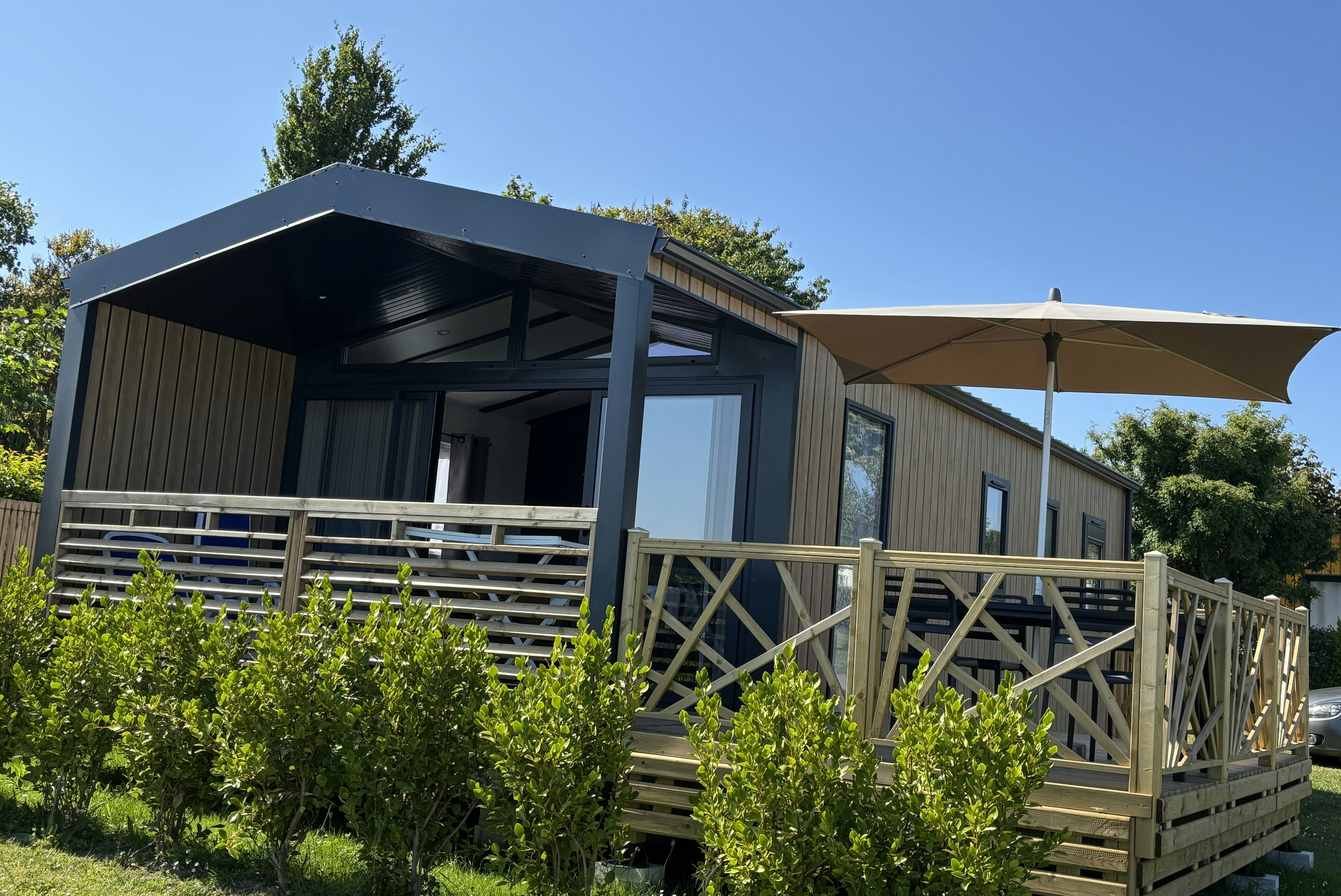 Camping de L'Océan  - Mobilheim mit Terrasse auf dem Campingplatz