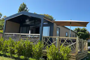 Camping de L'Océan - Mobilheim mit Terrasse auf dem Campingplatz