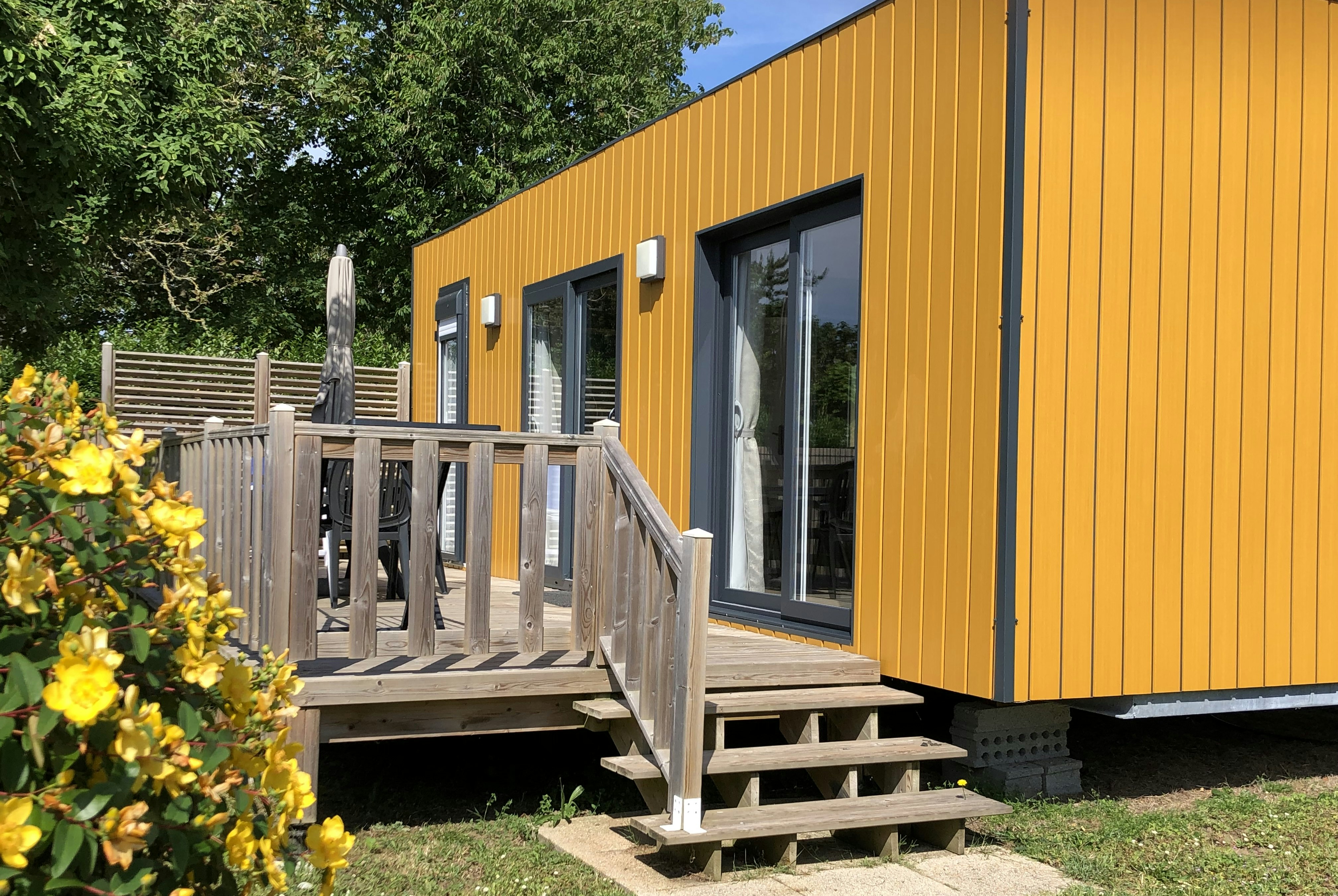 Camping de L'Océan  - Mobilheim mit Terrasse auf dem Campingplatz