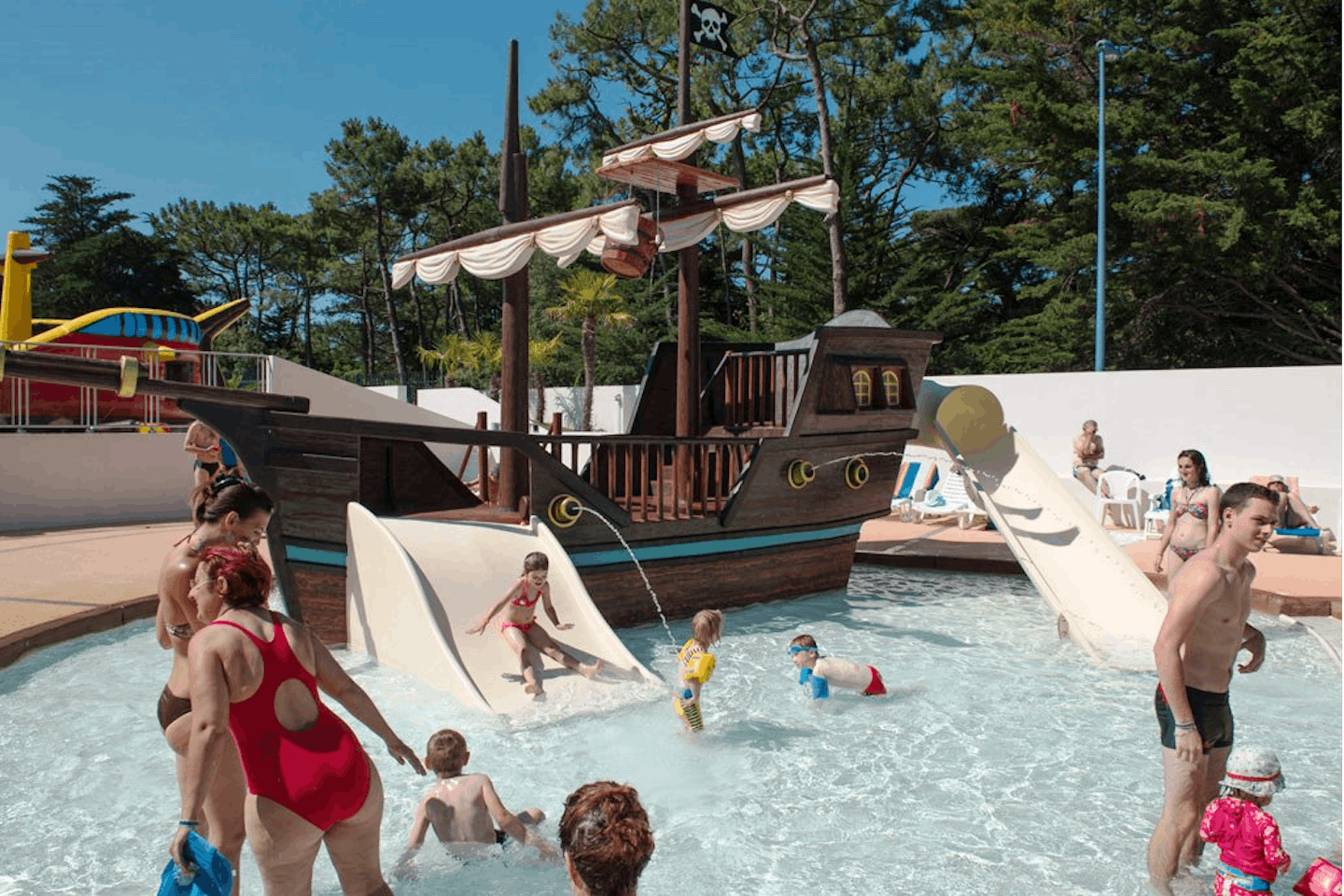 Camping L' Océan - Campingplatz mit Pool,Wasserrutsche, Liegestühlen und Sonnenschirmen