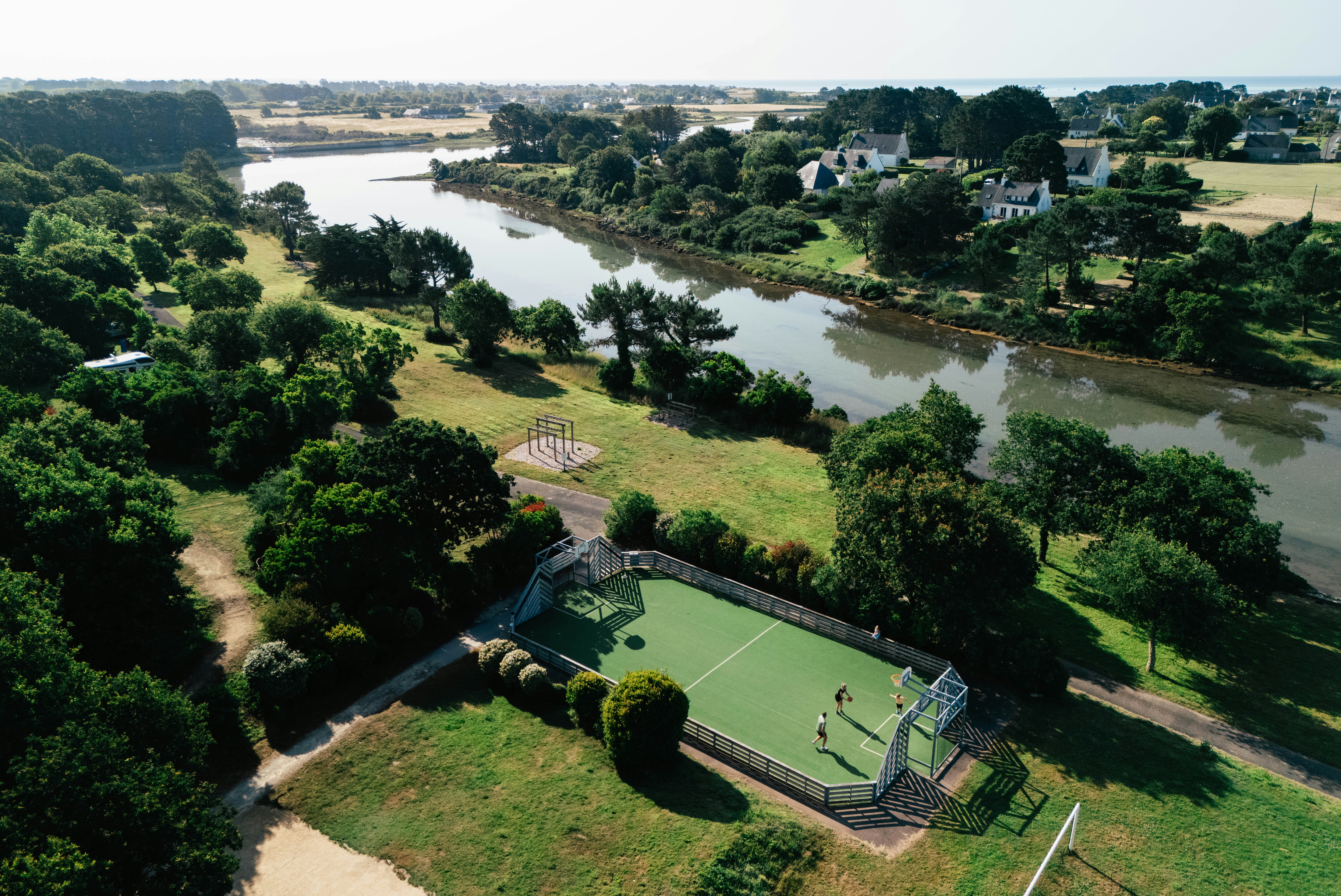 Yelloh! Village L'Océan Breton  - Luftaufnahme des Sportplatzes am Fluss