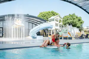 Yelloh! Village L'Océan Breton - Freibad mit Kinderspielbereich und Überdachung