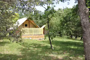 Camping L' Ombrage - Mobilheim zwischen Bäumen auf dem Campingplatz