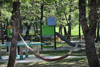 Camping L' Ombrage  -  Spielplatz und Hängematte zwischen Bäumen