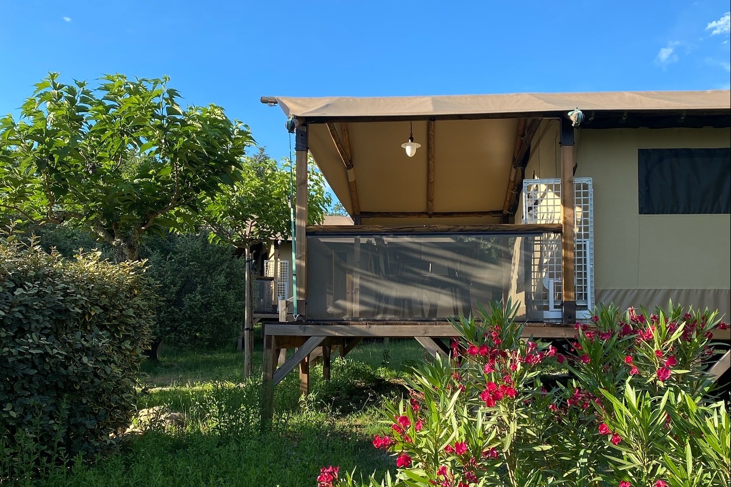 Camping Nature l'Ombrage  Camping L' Ombrage - Außenansicht Glamping-Zelt