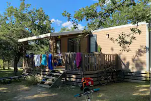 Camping Nature l'Ombrage Camping L' Ombrage - Außenansicht eines Mobilheims mit Terrasse auf dem Campingplatz