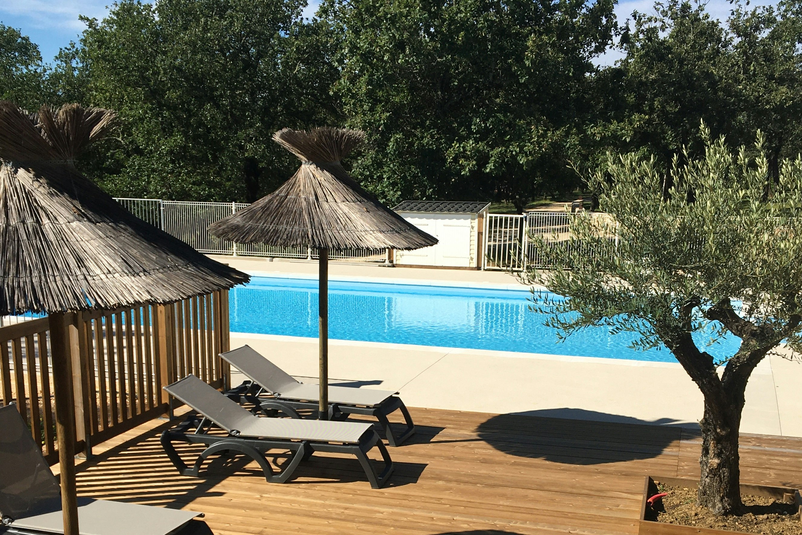 Camping Nature l'Ombrage  Camping L' Ombrage - Liegen am Pool auf dem Campingplatz