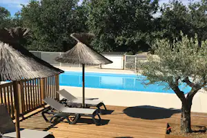Camping Nature l'Ombrage Camping L' Ombrage - Liegen am Pool auf dem Campingplatz
