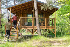 Camping L'Ondine de Provence - Mobilheim mit Terrasse auf dem Campingplatz