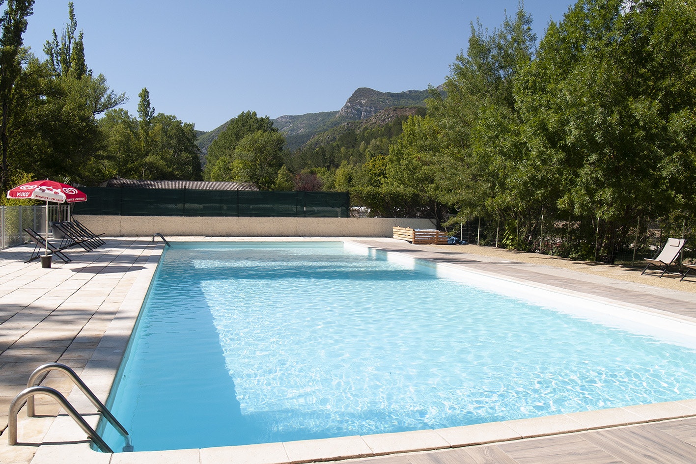 Camping L'Ondine de Provence  - Pool im Freien mit Liegestühlen und Sonnenschirmen