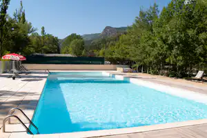 Camping L'Ondine de Provence - Pool im Freien mit Liegestühlen und Sonnenschirmen