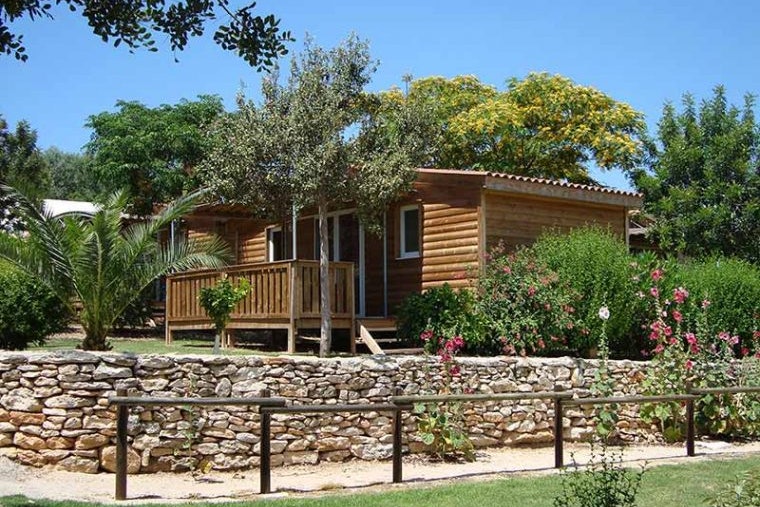 Camping L' Orangeraie  -  Mobilheim mit Terrasse auf dem Campingplatz