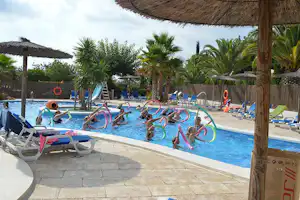 Camping L' Orangeraie - Wassergymnastik im Pool auf dem Campingplatz